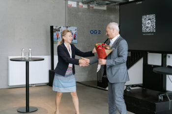 Mann überreicht Frau einen Blumenstrauß